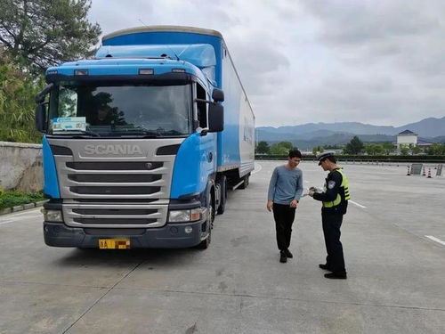 贺州交警“治防宣”三箭齐发，拧紧道路运输“安全阀”守护“平安货运”